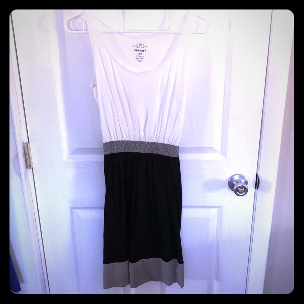 Sleeveless block color dress